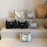 Tas Selempang Wanita Custom Logo Berlian Quilted Hobo Bahan Kulit PU Metalik dengan Rantai untuk Kantor dan Belanja