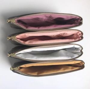 กระเป๋าเครื่องสำอางหนัง PU สีดำขนาด 8 นิ้ว กระเป๋าใส่เครื่องสำอางแบบพกพา กันน้ำ สำหรับเดินทาง ความจุขนาดใหญ่ - Product Image 5