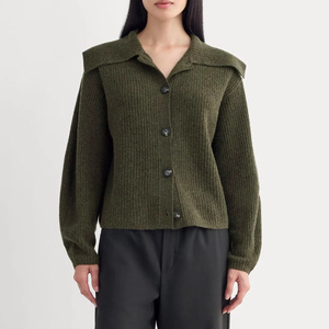 Cardigan in Maglia a Coste con Collo Oversize Retrò Personalizzato in Verde Oliva, Cardigan Corto a Maglia Grossa Vestibilità Rilassata - Product Image 1