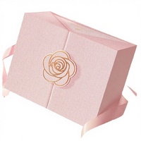 Boîtes cadeaux rigides en papier artistique haut de gamme, personnalisées en petite série, avec gaufrage artisanal, revêtement UV, pelliculage mat, doublure en éponge et fermeture magnétique