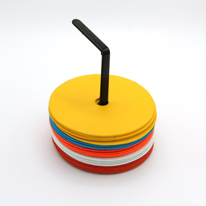 Conos Planos Flexibles Antideslizantes con Diseño de Orificio Central, Multicolores, Marcadores de Campo de 6 Pulgadas para Entrenamiento de Fútbol - Product Image 1