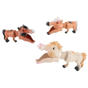 QS precio barato niños Grabber broma Juguetes 2 embalaje plástico Animal manipulador abrazadera telescópica caballo juguetes para niños regalo