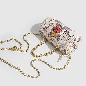 Cartoon Doodle Bear borsa a tracolla da donna catena in metallo Mini borsa a cilindro in pelle di alta qualità adorabile <span class=keywords><strong>portafoglio</strong></span> <span class=keywords><strong>bambina</strong></span> - Product Image 5