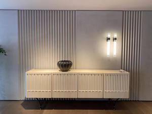 Mobile <span class=keywords><strong>TV</strong></span> di Design Premium con Ante Scanalate e <span class=keywords><strong>Base</strong></span> in Metallo Curvo per Soggiorno di Lusso - Product Image 2