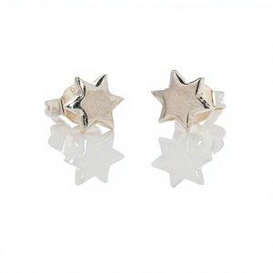 Boucles d'oreilles étoile en argent 925, design minimaliste, bijoux unisexes pour tous les jours - Product Image 1