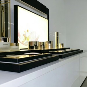 Exhibidor de Joyería Metálico Premium, Personalizable 360 °   Vitrina Giratoria de Lujo para Comercio Minorista y Exposiciones - Product Image 1