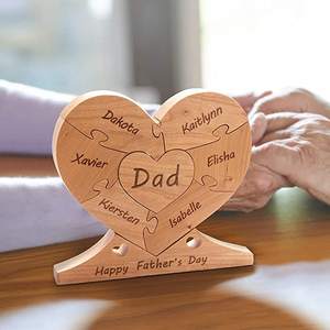 Personalizzato cedro arte popolare cuore Puzzle scrivania decorazione blocco di <span class=keywords><strong>legno</strong></span> targa con 1-12 nome incisa <span class=keywords><strong>tavolo</strong></span> <span class=keywords><strong>in</strong></span> <span class=keywords><strong>legno</strong></span> segni - Product Image 1