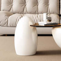 Table basse de salon durable au design unique et contemporain, cadre rond en bois blanc avec plateau en verre