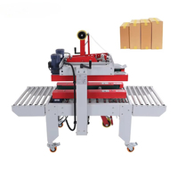 Machine de scellage à entraînement supérieur et inférieur renforcé pour cartons étroits et hauts, avec convoyeurs à double couche et emballage par ruban adhésif