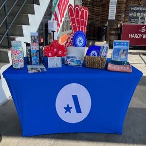 Funda de Mesa Personalizada para Ferias Comerciales, Impresa en Poliéster Elástico con Spandex, 6 y 8 pies, Ajustable, con Logotipo Personalizado para Promoción Empresarial - Product Image 1