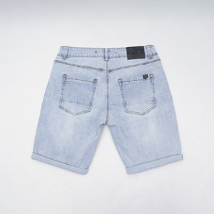 شورت جينز رجالي صيفي فضفاض بقصة برمودا بطول الركبة بلون أزرق فاتح مغسول، بحافة مطوية، للبيع بالجملة، الحد الأدنى للطلب 7 قطع - Product Image 2