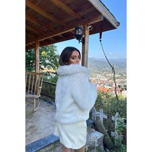 Manteau court en fausse fourrure écologique pour femme, couleur écru, épais et chaud, vêtement d'extérieur pour l'hiver - Product Image 1