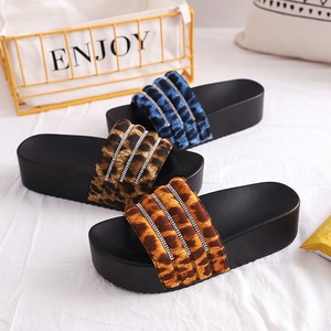 Sandales à talons hauts pour femmes, pantoufles de grande taille, sandales de diapositives à <span class=keywords><strong>plateforme</strong></span> pour femmes, grain léopard brillant en diamant, nouveau Design - Product Image 4