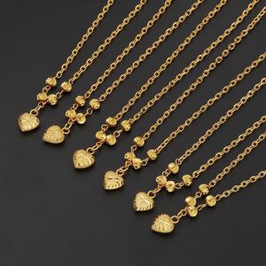 Collar de cobre con baño de oro de 24K para mujer, cadena de cuentas con eslabones de corazón y engaste de garra, estilo clásico, joyería de latón elegante. - Product Image 1