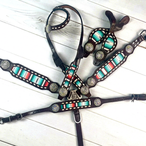 Ensemble de sellerie de luxe fait main en cuir bleu de haute qualité pour cheval, avec collier de poitrage et têtière à clous argentés, pour le rodéo et le barrel. - Product Image 1