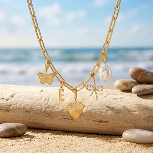 Ciondolo Personalizzato in Acciaio Inossidabile Placcato Oro PVD Impermeabile Antimacchia a Forma di Cuore, Farfalla e Perla - Product Image 4