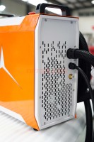 Machine de nettoyage au laser à fibre pulsée haute précision 300W pour l'élimination de la rouille et le décapage de la peinture sur moules métalliques et pièces automobiles