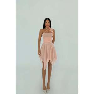 Robe de cocktail rose poudré sans bretelles avec élégante décoration en rose - Product Image 2