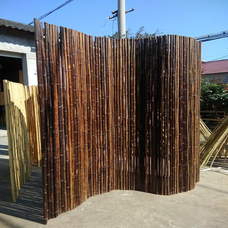 2 mètres de haut sur 2 mètres de large (carbonisé).