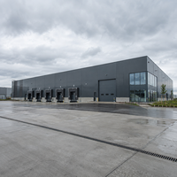 Entrepôt en structure acier sur mesure, isolation acoustique, atelier métallique, installation de distribution industrielle résistante aux intempéries