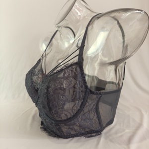Ensemble de Lingerie Boudoir Gris Foncé en Dentelle Florale à <span class=keywords><strong>Cils</strong></span> avec Armatures, Bretelles Croisées à l'<span class=keywords><strong>Avant</strong></span>, Soutien-Gorge à Anneau Métallique et String – Vente en Gros - Product Image 2