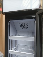 Réfrigérateur commercial vertical à 1 porte en verre pour boissons, 6 étagères réglables, ultra-fin et éclairage LED pour les petites supérettes