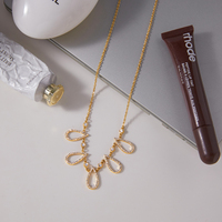 Collier élégant JD en forme de larme ajourée, plaqué or 18 carats, en acier inoxydable avec pendentif en cristal de zircone blanche, chaîne moderne et délicate