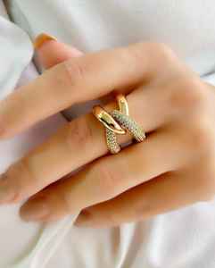 Moissanite de corte redondo blanco diamante pavé estilo cubano banda 18K oro sólido trenzado único diseñador boda banda aniversario regalos - Product Image 3