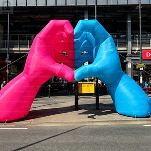 Arche gonflable géante personnalisée en forme de cœur avec geste de main pour événements romantiques, promotion ou marketing de rue - Product Image 3