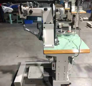 Máquina <span class=keywords><strong>de</strong></span> coser <span class=keywords><strong>de</strong></span> cilindro con pedal Durkopp Adler usada en la tienda Jordon, ideal para artículos <span class=keywords><strong>de</strong></span> cuero antiguos y materiales gruesos. - Product Image 4