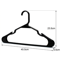 Cintres en plastique robustes et minimalistes, taille adulte standard, avec crochets intégrés et épaules profilées, pour exposition, offrant des réductions sur les volumes.
