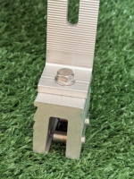Support de montage solaire pour toit en aluminium anodisé 6005-T5, pince de fixation pour toit à joint debout avec pieds en L pour toit métallique |   Art Sign