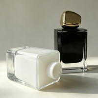 Flacon de parfum en verre carré vide de 30 ml, 50 ml, 100 ml avec un capuchon unique en argent et en or