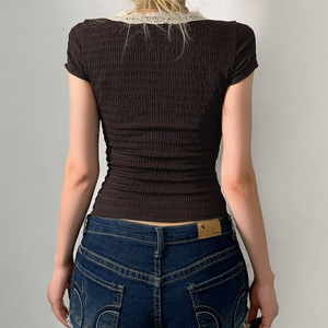 T-shirt d'été tricoté à manches courtes pour femme, col en V vintage, avec empiècements en dentelle, détail noué sur le devant, plissé texturé, écologique et décontracté - Product Image 2