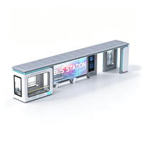 Abri de bus accessible en acier inoxydable avec signalisation braille et repères tactiles pour les passagers malvoyants.