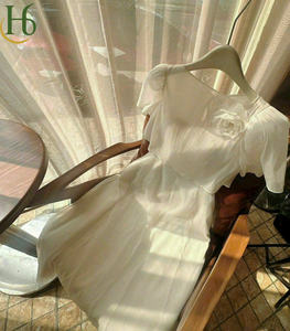 Robe longue en mousseline tissée du Vietnam, col rond, manches courtes, appliques florales, teinte unie, décontractée, élégante, légère et respirante - Product Image 4