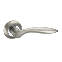 Poignée de porte courbée de haute qualité, design russe, finition nickel satiné et chrome poli, pour portes intérieures.