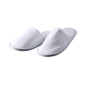 Pantoufles jetables en coton éponge blanches, lavables, personnalisables avec logo, pour hôtels, spas et invités – Vente en gros, luxe à prix abordable - Product Image 3