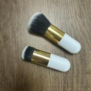 2025 nuovi pennelli Makeup singoli spessi manico portatile in polvere fard evidenziatore pennello <span class=keywords><strong>fondotinta</strong></span> bianco nero per il trucco - Product Image 6