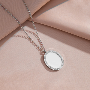Collana con Ciondolo a Cuore Circolare in Acciaio Inossidabile Placcato Oro 18K PVD, Personalizzabile con Logo Inciso al Laser e Nome con Zirconi - Product Image 4