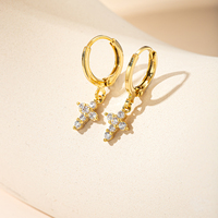 Boucles d'oreilles créoles mini classiques dorées avec croix pendante, pavées de petits zircons cubiques transparents, bijoux d'oreille tendance pour femmes, vente en gros