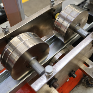 Máquina formadora de rollos de canal C de quilla de acero ligero de alta velocidad Núcleo de motor de engranaje para producción de perfiles de pared de yeso - Product Image 6