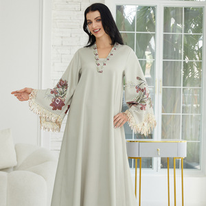 Robe élégante pour femme Zifeng OEM, style moyen-oriental, en polyester, col en V, imprimée, à franges, manches longues, certifiée CE - Product Image 2
