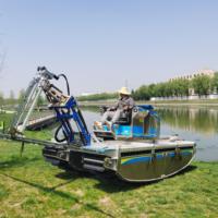 Bateau amphibie multifonctionnel pour la récolte et l'élimination des plantes aquatiques dans les zones humides et les réservoirs, avec coupe-roseaux.