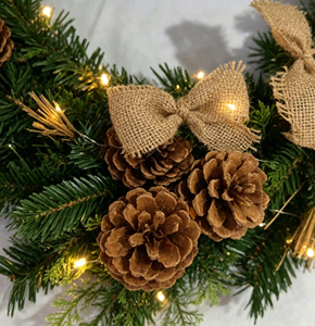<span class=keywords><strong>Guirlande</strong></span> de Noël personnalisée de luxe, écologique, imperméable, avec lumières, décorée de pommes de pin artificielles et d'un nœud - Product Image 5