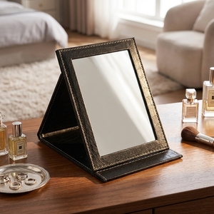Miroir cosmétique pliable portable, design personnalisé, finition argentée, fonction grossissante, cadre carré compact en verre pour usage familial - Product Image 1