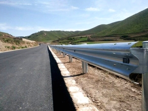 Barandilla de Seguridad Tipo W para Carreteras, Material Q235/Q345, Barreras de Triple Viga Corrugadas para Carreteras, Galvanizadas y con Recubrimiento en Polvo, Ingeniería de Tráfico - Product Image 3