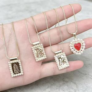 Collar al por mayor con colgante de la Virgen María con marco de perlas, cadena fina de oro y dije de perla de corazón rojo, joyería para mujer - Product Image 1