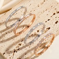 Bracelet jonc en acier inoxydable plaqué or 18 carats avec incrustation de coquillages naturels et zircon, étanche, de luxe, tendance, pour femme, idéal pour les soirées