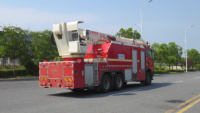 Camion de pompiers HOWO rouge avec fonction de lance d'incendie, véhicule de sauvetage en altitude pour la lutte contre les incendies, à vendre